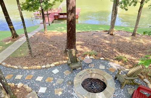 Reynolds Landing House | Lakefront Artsy/Spacious Reynolds Farm House w/Fire Pit (Kayak & SUPs incl.)