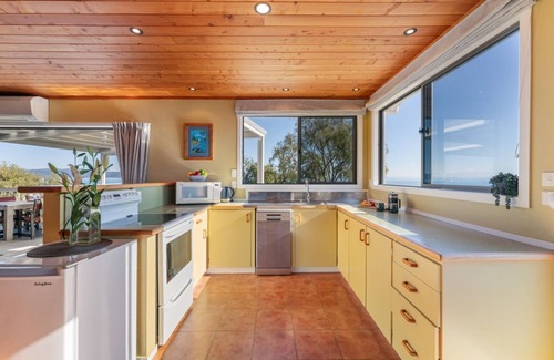 Waitahanui House | Lakefront at 5 Mile - right on the lake!