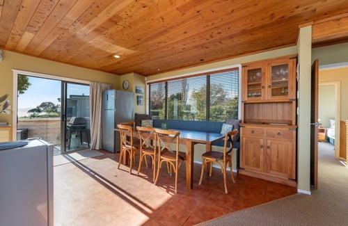 Waitahanui House | Lakefront at 5 Mile - right on the lake!