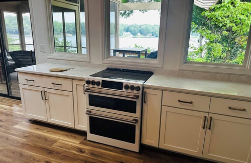 Bracey House | Lakefront Autumn Getaway: Firepit, S’mores, Fishing, Golf, Apples