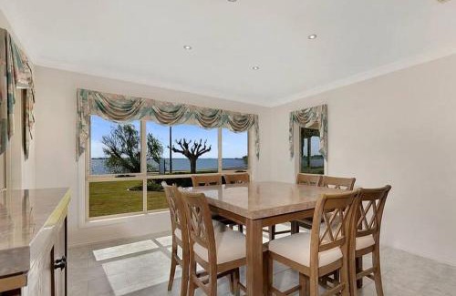Yarrawonga House | Lakefront Beauty ! Pet friendly