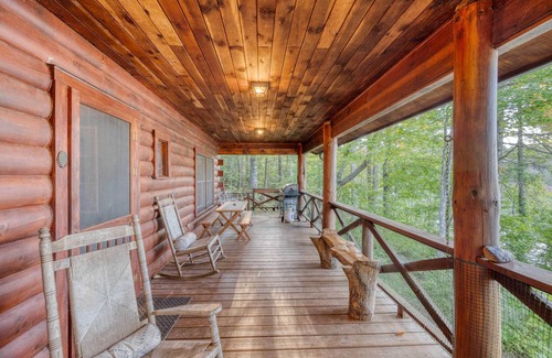 Blairsville Cabin | Lakefront Blairsville Cabin w/Deck + Dock!
