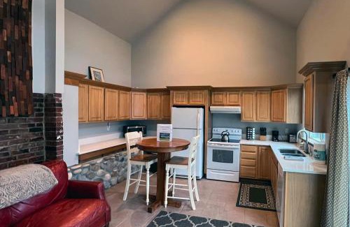 Eatonville House | Lakefront Bungalow! 35 Miles To Mt Rainier!