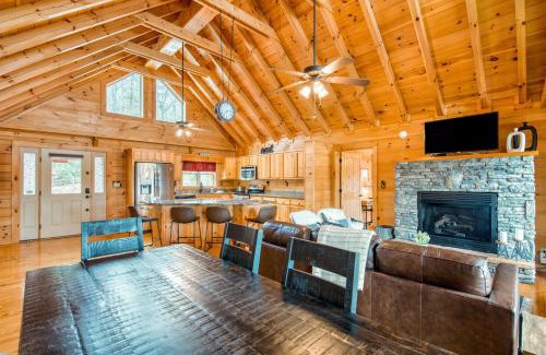 Mills River House | Lakefront Cabin & Cozy Lakeview Cottage