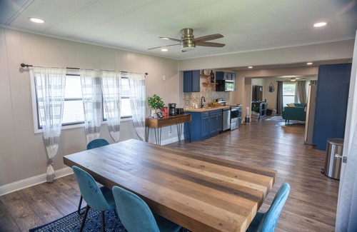 Carolyn Estates Cabin | Lakefront Cabin: Fishing, Free Kayak, Jetski, Dock, Swimming, Hot Tub, BBQ,