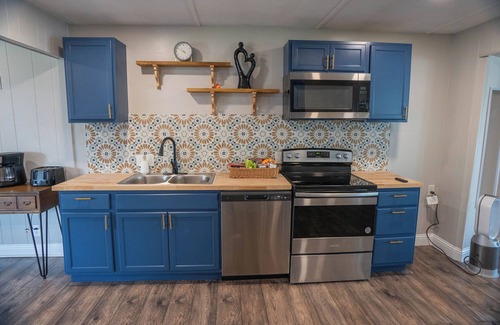 Carolyn Estates Cabin | Lakefront Cabin: Fishing, Free Kayak, Jetski, Dock, Swimming, Hot Tub, BBQ,