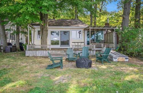 Scotts Cottage | Lakefront Cabin - Kayaks, Grill, Firepit - Casita Linda