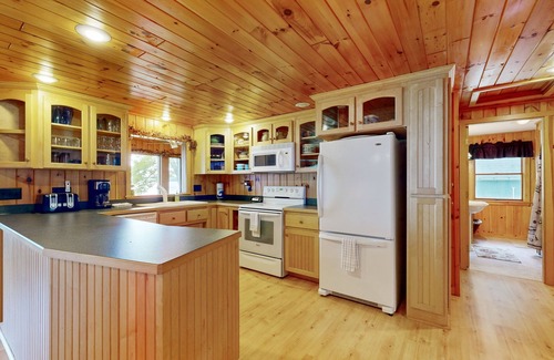 Smithfield Cottage | Lakefront cabin on North Pond with private beach