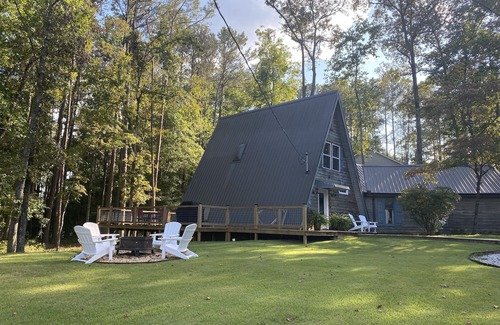 Five Points House | Lakefront Cabin on West Point Lake, private dock, fire pit! Near Lagrange