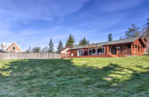 Eatonville House | Lakefront Cabin with Stunning Mountain Views and Dock!