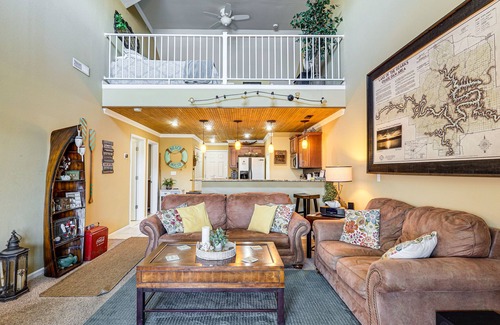 Camdenton Condo | Lakefront Camdenton Condo: Grill & Community Pool