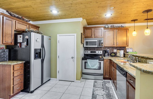 Camdenton Condo | Lakefront Camdenton Condo: Grill & Community Pool