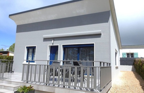 Villegusien-le-Lac Cottage | Lakefront cottage with terrace, perfect for families