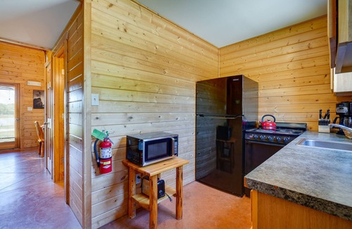 Columbia Cabin | Lakefront Columbia Cabin w/Porch & Shared Dock