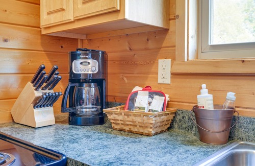 Columbia Cabin | Lakefront Columbia Cabin w/Porch & Shared Dock