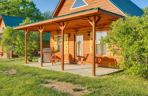 Columbia Cabin | Lakefront Columbia Cabin w/Porch & Shared Dock