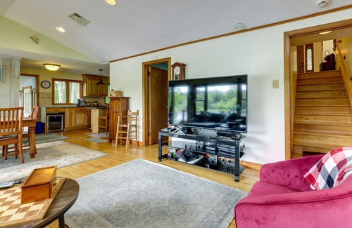 Mansfield Depot Cottage | Lakefront Connecticut Retreat Near UConn