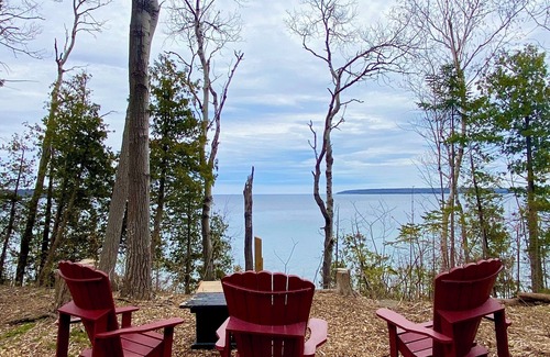 Georgian Bluffs Cottage | Lakefront Contemporary Cottage designed for relaxation and family fun alike!