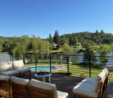 Auburn House | Lakefront Cottage At Lakewood
