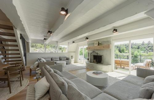 Auburn House | Lakefront Cottage At Lakewood