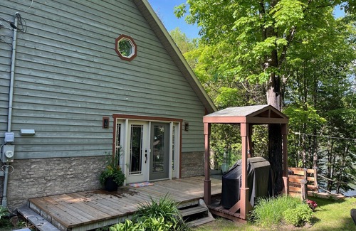 Mont-Laurier Cottage | Lakefront cottage located on a wooded and peaceful lot