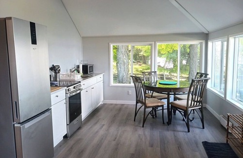 Wellington Cottage | LAKEFRONT COTTAGE #1 - PRINCE EDWARD COUNTY - LAKE CONSECON RESORT