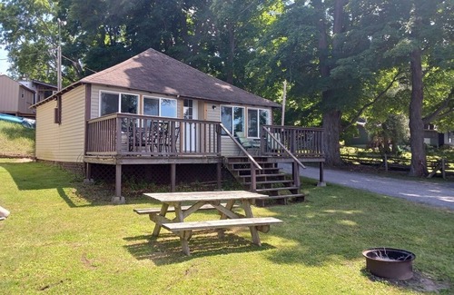 Wellington Cottage | LAKEFRONT COTTAGE #1 - PRINCE EDWARD COUNTY - LAKE CONSECON RESORT
