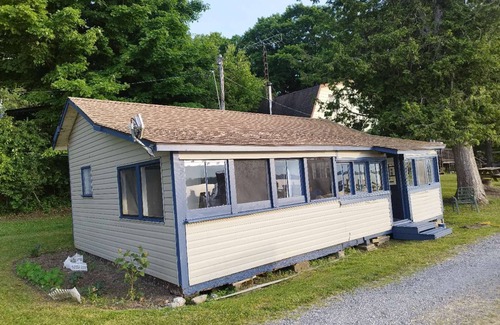 Wellington Cottage | LAKEFRONT COTTAGE#4 -Blue Cottage close to Sandbanks ,Winery and Wellington