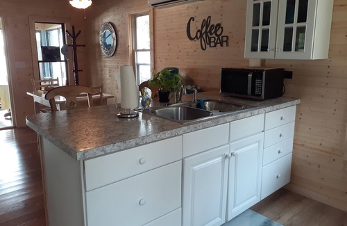 Laingsburg Cabin | Lakefront cottage, close to E. Lansing. MSU, weddings, golf. Sleeps 2-4. Fish!