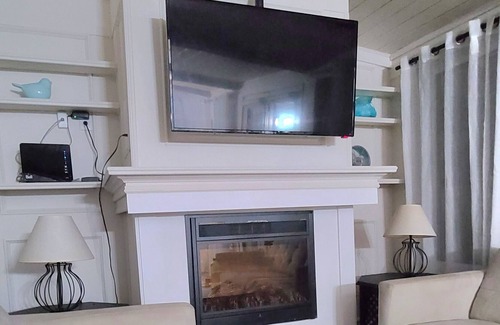 Selkirk Cottage | Lakefront cottage - Erie Breeze w/wifi & sat.tv.