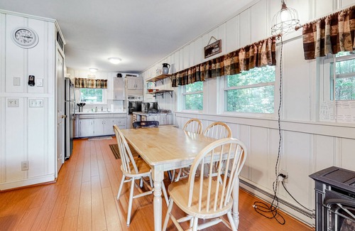 Madison House | Lakefront cottage on Big Pea Porridge Pond w/private dock, beach, kayaks, canoe