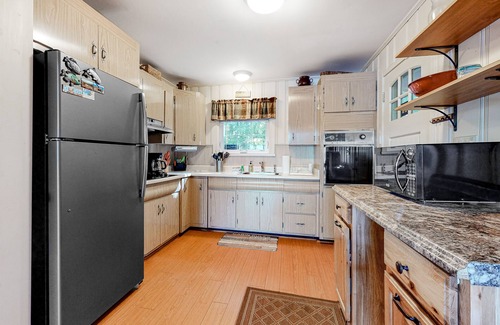 Madison House | Lakefront cottage on Big Pea Porridge Pond w/private dock, beach, kayaks, canoe