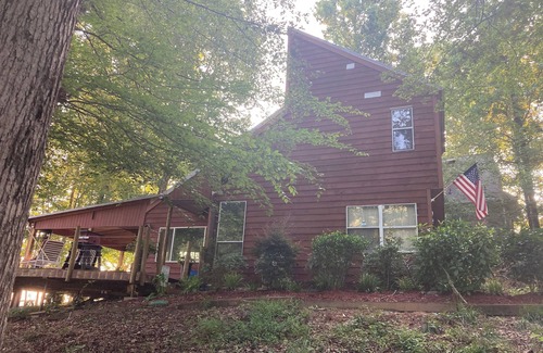 Buckhead House | Lakefront cottage on rustic setting in cove