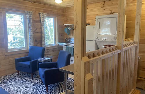 Charlotte Cottage | Lakefront Cottage on Round Pond