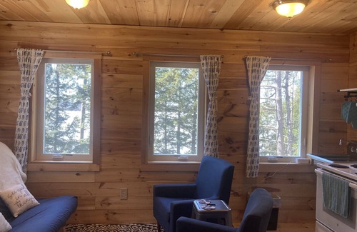 Charlotte Cottage | Lakefront Cottage on Round Pond