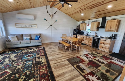 Suring Cottage | Lakefront Cottage Retreat in Charming Mountain!