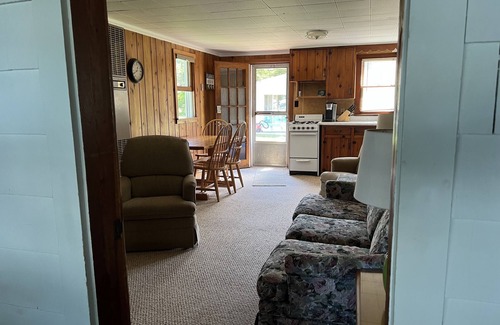 Bradley Cottage | Lakefront Cottage sleeps 6
