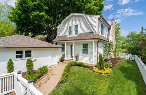 Tonka Bay House | Lakefront Cottage
