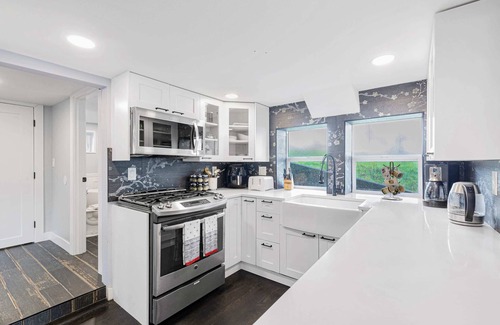 Federal Way House | Lakefront cottage with AC