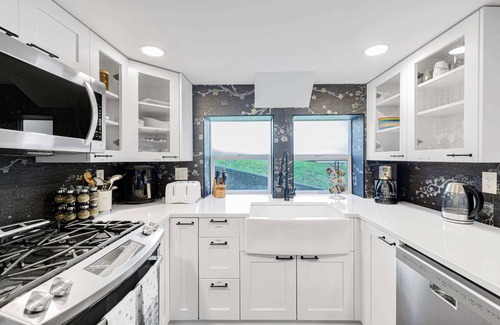 Federal Way House | Lakefront cottage with AC