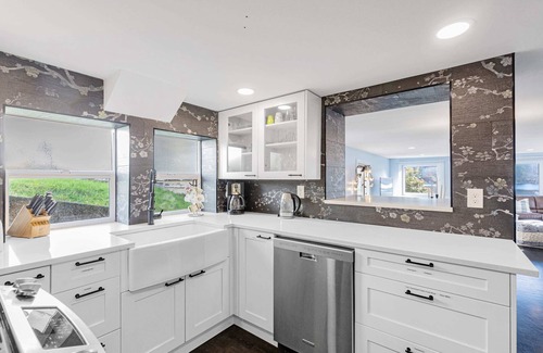 Federal Way House | Lakefront cottage with AC