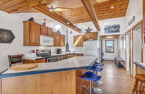 Hingham House | Lakefront Cottage with kayaks, paddleboat, aqua mat, & BIG deck close to Elkhart