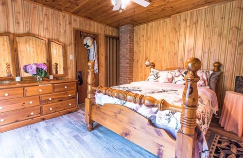 Douro-Dummer Cottage | Lakefront Cottage with Cozy Cabin Appeal