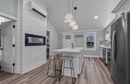 Putnam Township House | Lakefront Cottage with Hot Tub