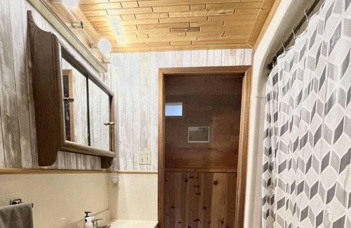 Arnes House | Lakefront, direct access ice fishing, parking for trailers, equipment, Starlink