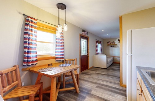Murphysboro Cabin | Lakefront, dog-friendly cabin with covered porch & firepit - near wine tasting