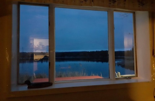 Sharon House | Lakefront Fall Foliage in New England Just 2 Hours From NYC