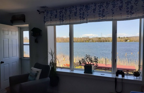 Sharon House | Lakefront Fall Foliage in New England Just 2 Hours From NYC