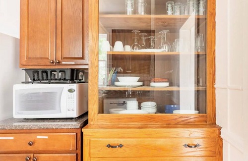 Cleveland House | Lakefront Family Getaway
