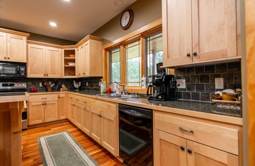 Friendship House | LAKEFRONT FAMILY RETREAT ON THE EASTERN SIDE OF CASTLE ROCK LAKE - PET FRIENDLY